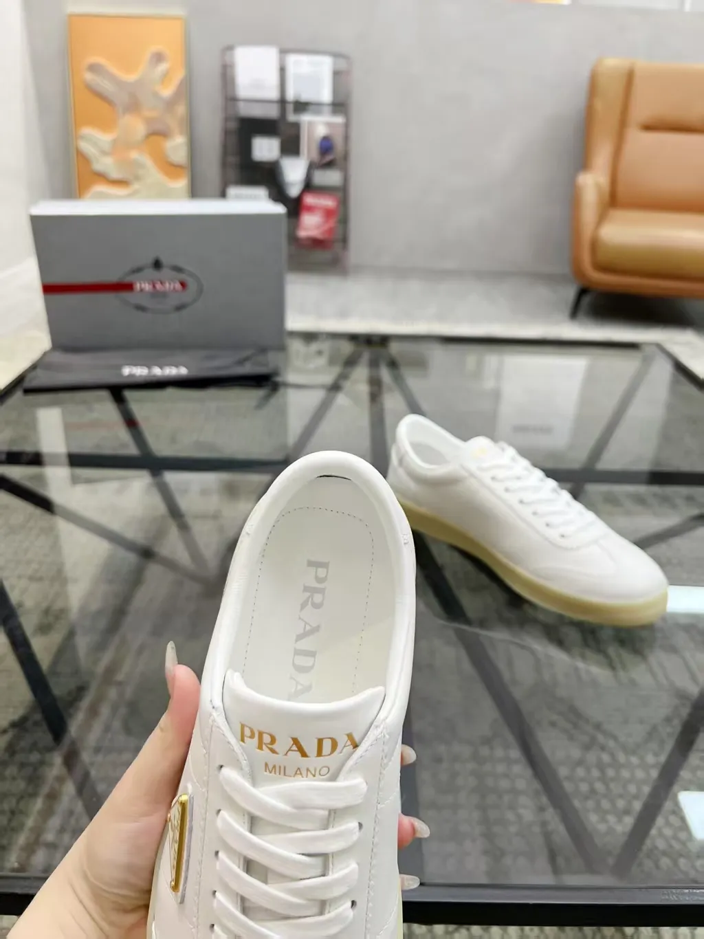 P380 Yuan 38-45 Prada Prada’s new men’s leather sports shoes, the highest version on the market, any comparison is welcome🆚! The original leather has excellent texture and is super high-end! Fetal sheep net lining imported from Italy, removable pad! Luxurious materials and fine workmanship, highly recommended!